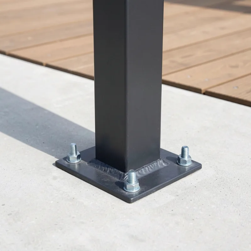 Detail d&rsquo;ancrage d&rsquo;un poteau de pergola sur une platine boulonnee dans une dalle beton